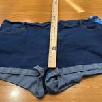 Old Navy  women’s mid-rise jean shorts size 22. Photo 2
