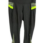 Xersion (M) Mid-Rise Quick Dry Compression Performance Fit Pocket Capri Leggings Photo 7