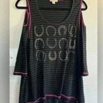 Live and let live  woman’s blouse Photo 0