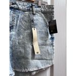 Kut From The Kloth NWT  Gerri Fray Jean Short 3 Inch Inseam Size 14 Acid Wash Photo 2