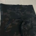 Spanx  Seamless Camo Leggings – Black Camo – Size L – High Rise Shaping Photo 1