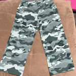 Lands' End  Camo Capris A6 Photo 1
