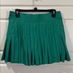 Vineyard Vines  pleated performance green skort medium Photo 3