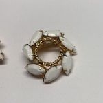 Lot Of 2 White and Gold Tone Costume Brooches Photo 3