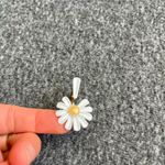 White Enamel Daisy Flower with a‎ pedal retro Golden Metal Opening ring new Gold Photo 1