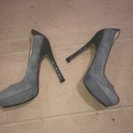 Ivanka Trump  gray pumps Photo 3