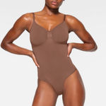 SKIMS  SEAMLESS SCULPT BRIEF BODYSUIT Photo 0