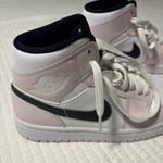 Jordan Women’s Air 1 Mid Photo 2