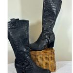 Women's Born Knee Photo 1