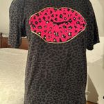 Pink Leopard Lips Chenille Patch Graphic Tee Black Size M Photo 0