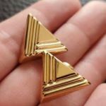 Avon Vintage Gold Tone Grooved Triangular 1” Pierced Post Earrings Photo 0