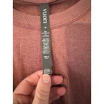 Vuori  Women's Energy Medium Oversized Cropped T Shirt Dusty Rose Heathered Photo 2