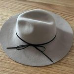 Aritzia  hat Photo 0