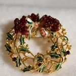 Source Unknown Rare Vintage Christmas Wreath Gold Tone Bow with Berries/Holly Brooch Photo 0