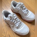 Puma White and Pink Sneakers Sleek Athletic Design Photo 0