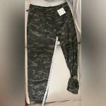 Bella Dahl NWT  Crop Camo Joggers Pants With Pockets Size L Photo 4