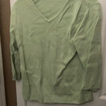 Croft & Barrow FINAL MARKDOWN  v neck top medium Photo 0