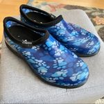 Sloggers  Slip on Rain Gardening Shoes Paw Print Design woman’s size 6 Blue USA Photo 0