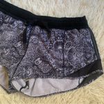 Lululemon Hotty Hot Short
Mini Antique Paisley White Black / Black Size 8 Photo 3