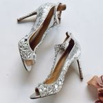 Badgley Mischka Conroy T Strap Evening Sandals Shoes Photo 2