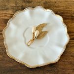 Source Unknown Vintage Gold Tone and Faux Pearl Brooch Costume Jewelry Photo 1