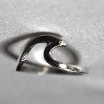 Source Unknown NWOT Hang Ten Wave  Silver Tone Metal Alloy Surfer Unisex Casual Size 7.5 Ring Photo 2