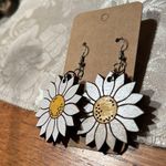 Handmade NWT  Wooden Painted Daisy Floral Dangle Earrings Photo 2
