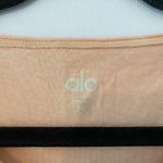 Alo Yoga Women size Medium Light Pink Short Sleeve Crewneck Tee T-Shirt Workout Photo 1