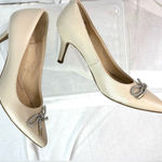 Life Stride  7.5 Cream Heels with Silver Bow Photo 0