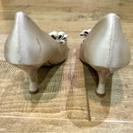 Delman Women’s Silk Peep Toe Pumps with Bows Champagne Size 9.5 FLAW Photo 2