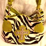 Structured Green and Black Satchel with Elegant Design Photo 2