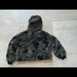 Forever 21  green faux fur camo‎ crop hooded sweater small Photo 3