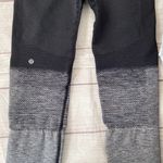 Lululemon women 2 textured Capri leggings grey & black Photo 7