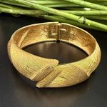 Vintage MONET Signed Brushed Textured Gold Tone Clamper Cuff Hinge Bracelet 51g. Photo 0