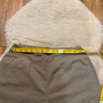 Mountain Hardwear  Shorts Size Medium 9" Inseam Pull On Womens Tan Pockets Photo 3