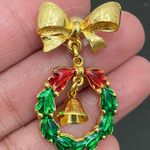 Vintage Unsigned Bow Holiday Wreath with Dangling Bell Christmas Earrings Photo 9
