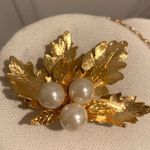 None Gold Leaves Textured Gold Tone Faux Pearl Ladies Pin Brooch Costume Jewelry Photo 2