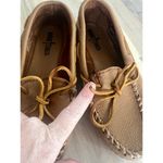 Minnetonka Women's Tan Moccasins Slippers Shoes NWOT With Minor Tear Size 8.5 Photo 8