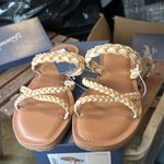 Universal Threads New with tags, universal thread 7 1/2 beige sandals. The name is Hilda sandals. Photo 2