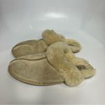 UGG  Scuffette ll women’s tan cream slippers fur lined women’s size 8 winter Photo 3