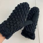 EUC Women’s solid black‎ fuzzy fur lined bubble knit winter warm mittens gloves Black Photo 0
