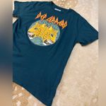 Def Leppard  leopard blue green hysteria tour graphic T-shirt women’s size XL Photo 3
