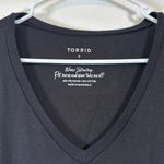 Torrid  Classic Fit Black Long Sleeve V-Neck Shirt Size 2 EUC #1370 Photo 2