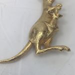 Vintage Kangaroo & Baby Joey Brooch Pin ARTICULATED Moving Tail & Baby By Avon Gold Photo 2