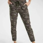 Athleta  camo Farallon jogger green size 8 Photo 11