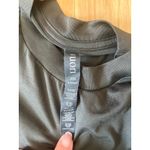 Vuori  Women's Daydream Crew shirt in the color Oregano or Moss Heather. X small Photo 7