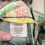 Decree  Women's Olive Patterned Cargo Shorts size 7. Photo 5