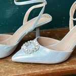 BCBGeneration  Ipany Women's Brooch Detail Pointed Toe Pumps 9 NWOT Photo 3