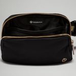 Lululemon  Everywhere Belt Bag 1L *Wordmark
Colour Black/Gold/White Opal Photo 5