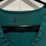 FIGS  Scrub Top Hunter Green V Neck Short Sleeve Women's Size Medium Photo 2